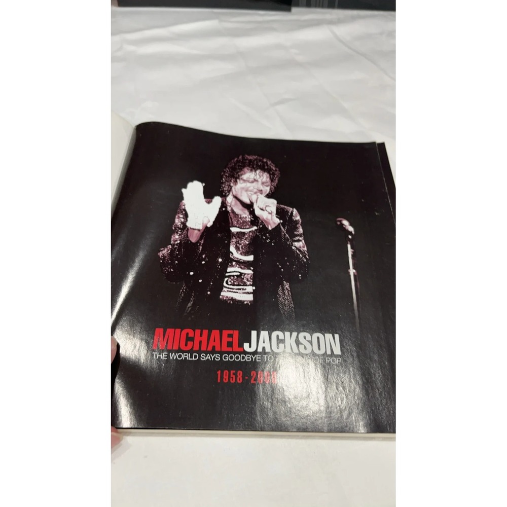 Michael Jackson : The World Says Goodbye to the King of Pop Paper - Picture 3 of 10